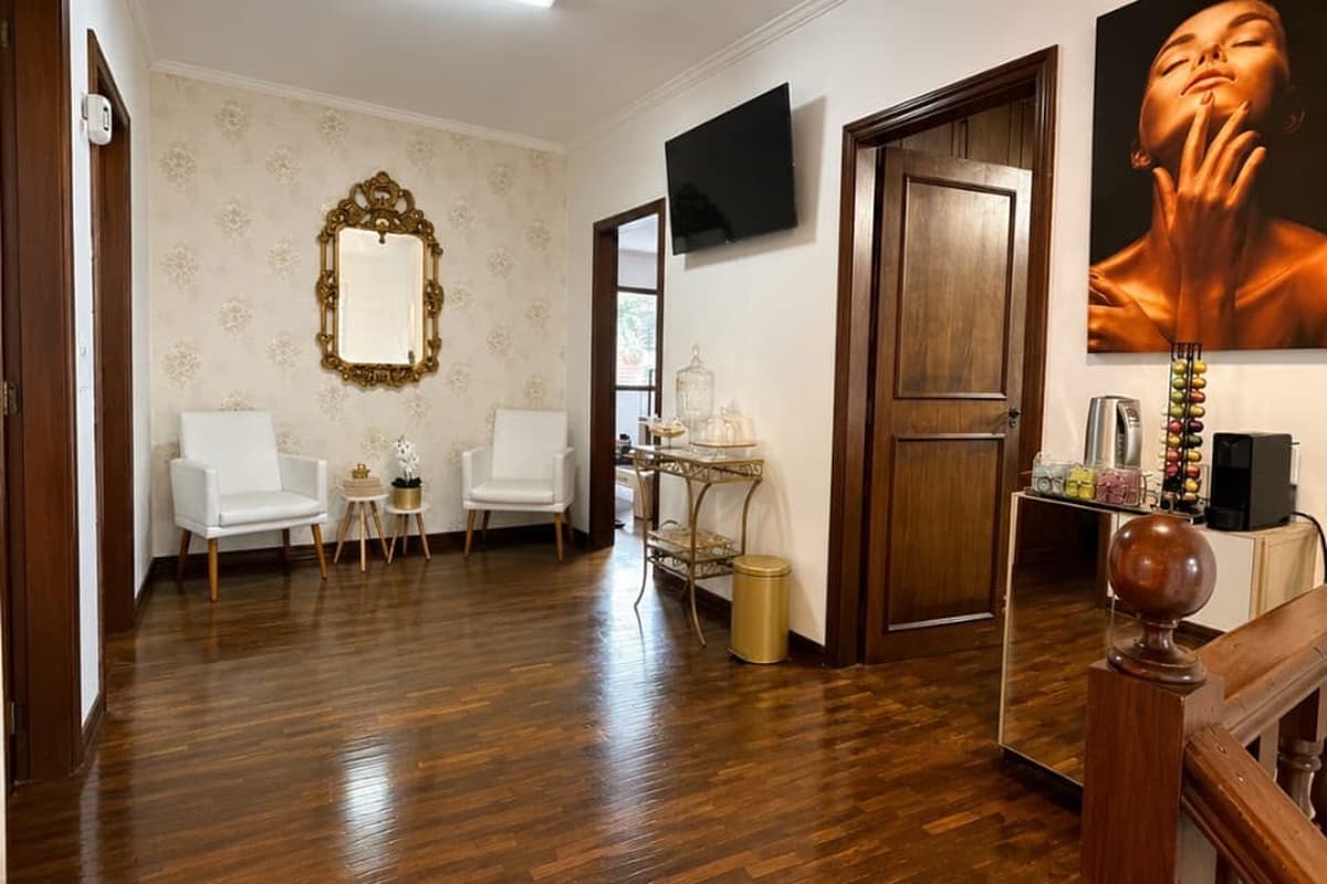 Recepção do Instituto RP com espelho dourado e poltronas